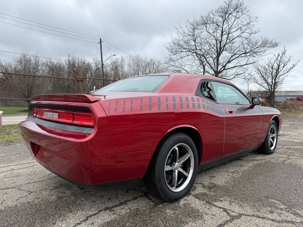 Used 2010 Dodge Challenger SE image 3