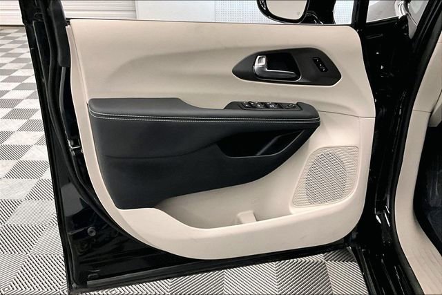 Used 2024 Chrysler Pacifica Touring-L image 20