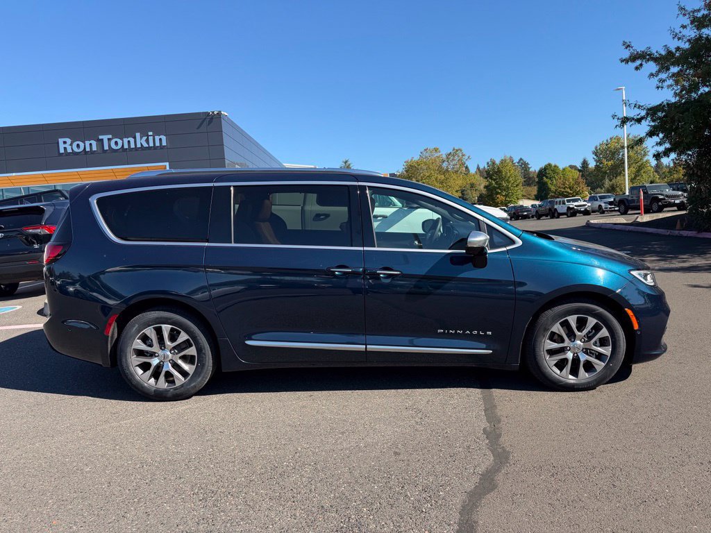 Used 2023 Chrysler Pacifica Pinnacle FWD image 8