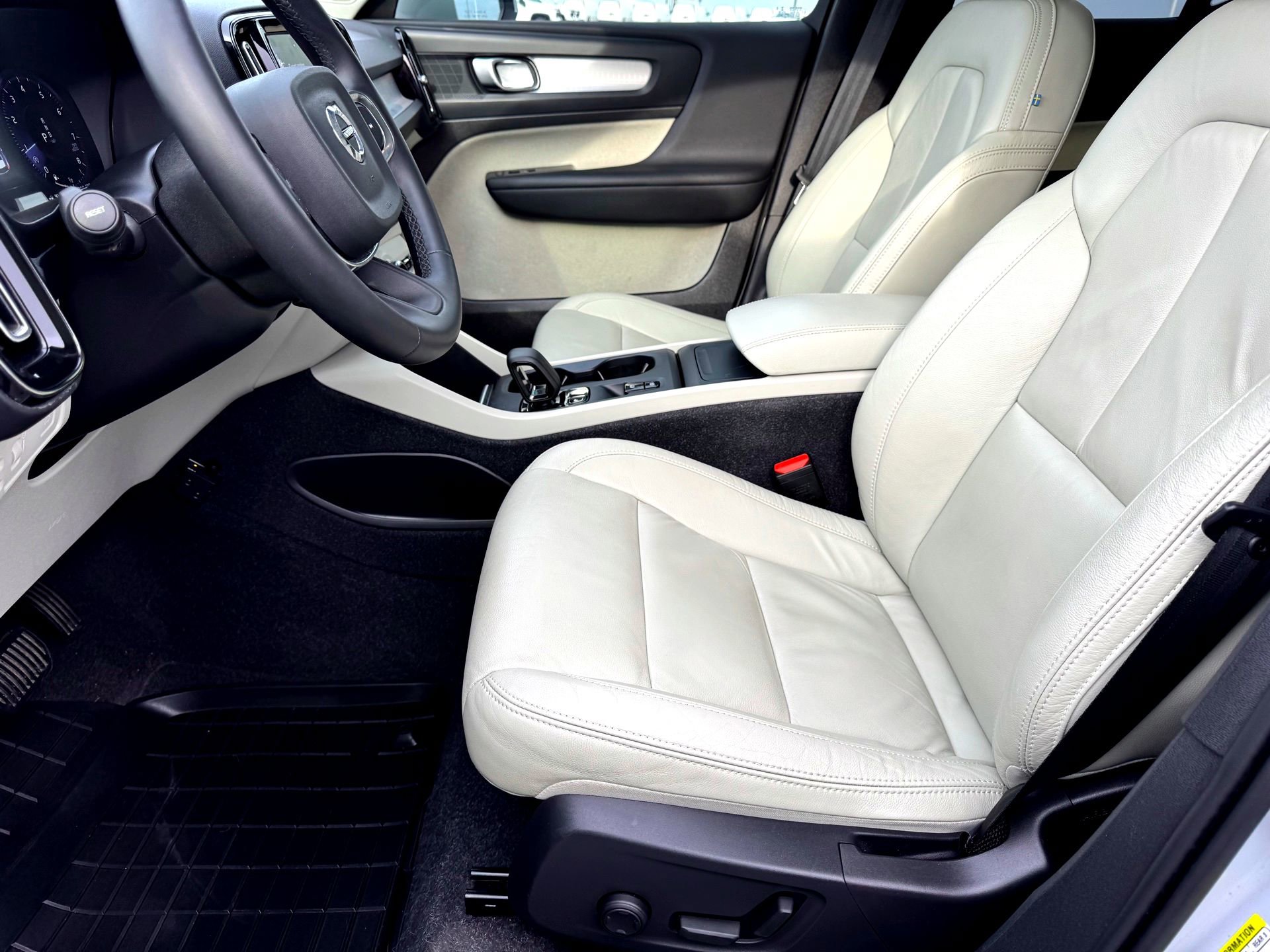 Used 2022 Volvo XC40 T5 Momentum w/ Premium Package image 12