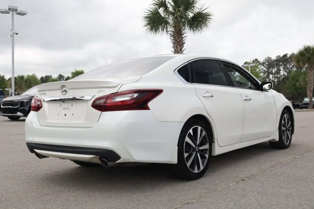 Used 2017 Nissan Altima 2.5 SR w/ Interior Lighting Package image 4