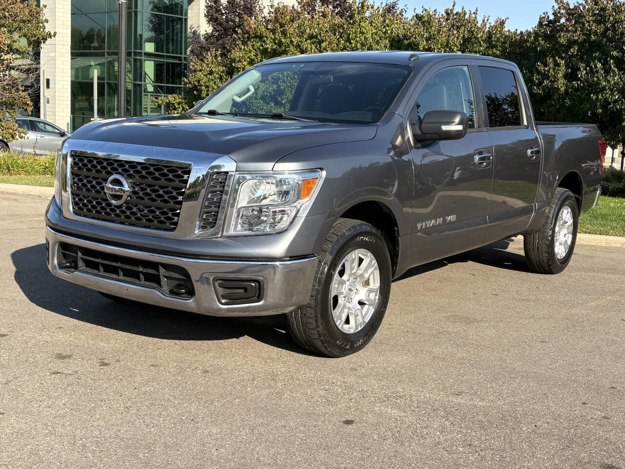 Used 2018 Nissan Titan SV image 2