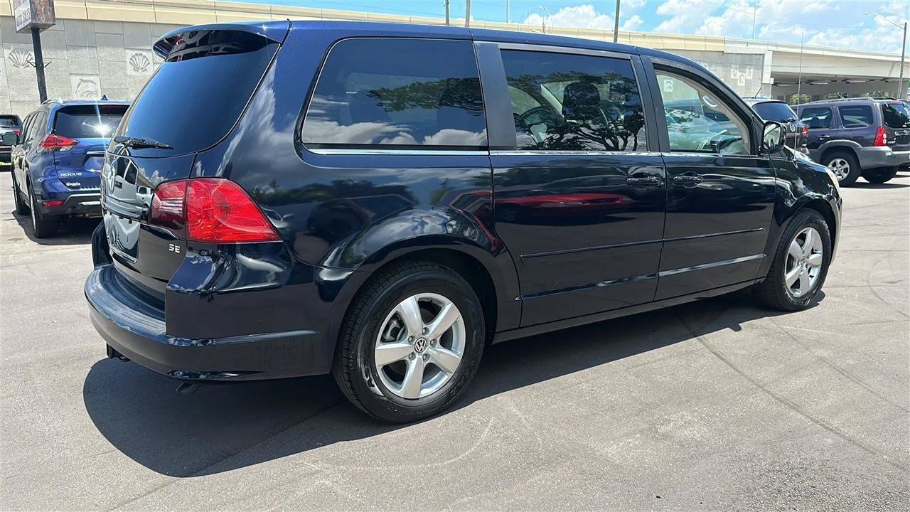Used 2010 Volkswagen Routan SE FWD image 8
