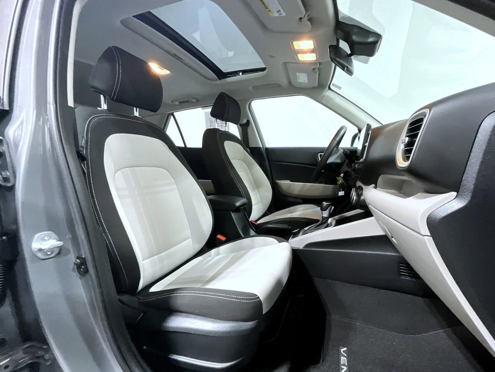 Used 2023 Hyundai Venue SEL image 16