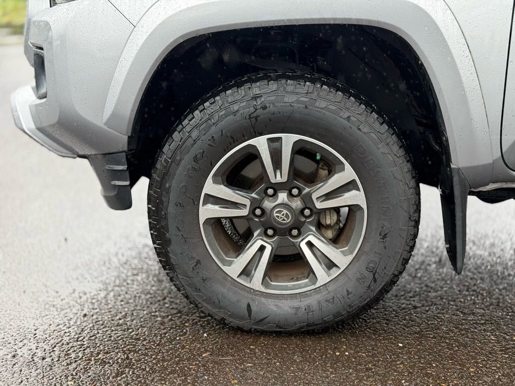 Used 2018 Toyota Tacoma TRD Sport w/ Technology Package image 9