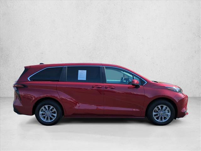 Used 2025 Toyota Sienna LE image 4