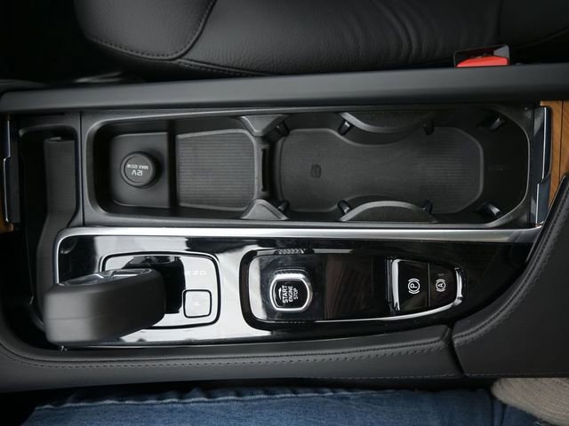 Used 2024 Volvo XC90 B6 Plus w/ Protection Package image 11