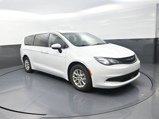 Used 2023 Chrysler Voyager LX image 10