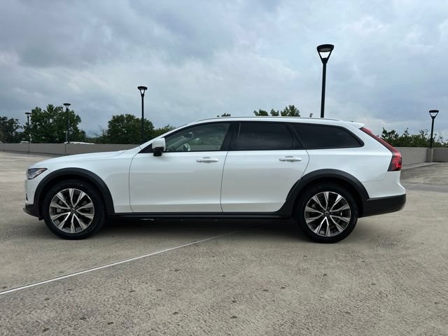 Certified 2025 Volvo V90 B6 Cross Country Plus AWD/4WD image 5