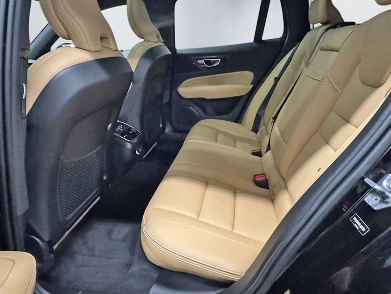 Used 2020 Volvo V60 T5 Cross Country w/ Protection Package Premier image 21