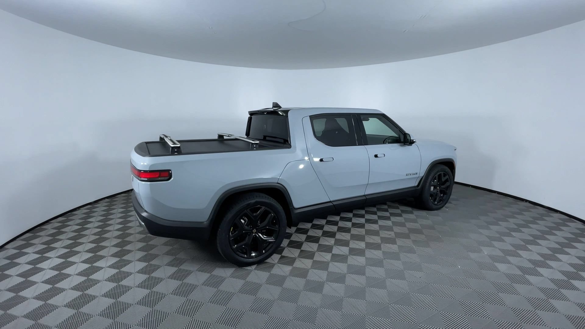 Used 2025 Rivian R1T Adventure Dual AWD/4WD image 9