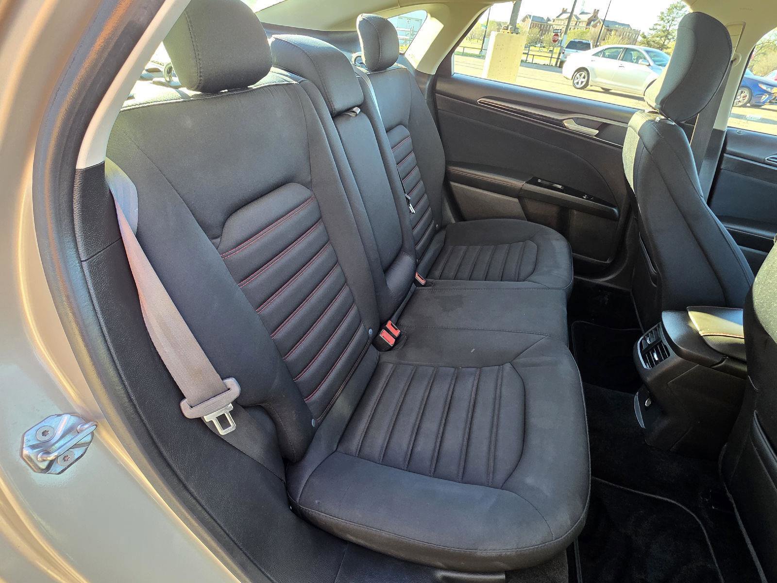 Used 2016 Ford Fusion SE w/ Equipment Group 201A image 28