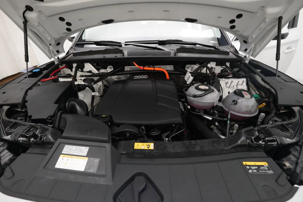 Used 2024 Audi Q5 e Premium Plus w/ Premium Plus Package image 3