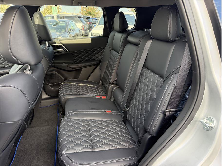 Used 2025 Mitsubishi Outlander 4WD Plug-In Hybrid image 23