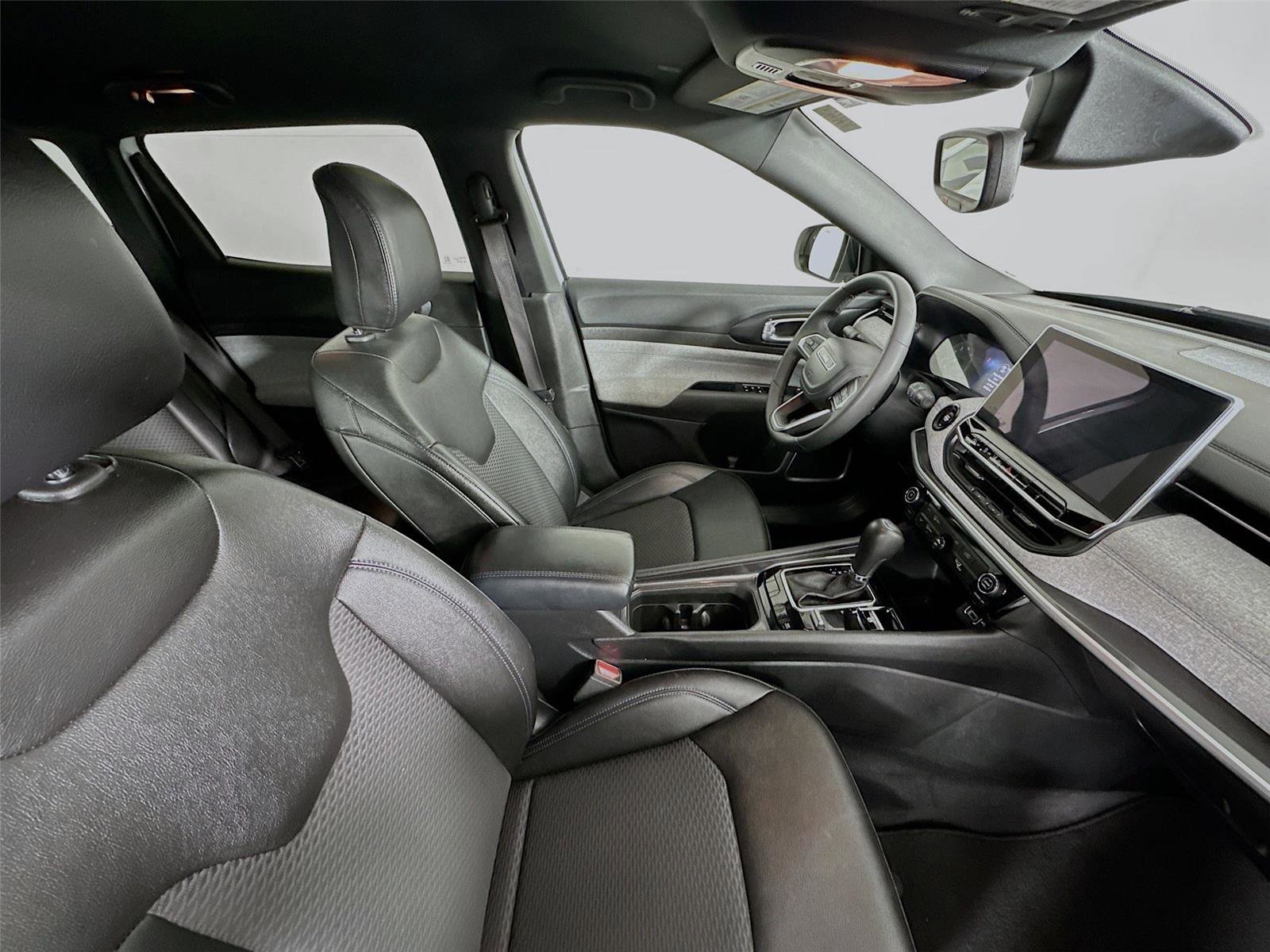 Used 2024 Jeep Compass Latitude image 27