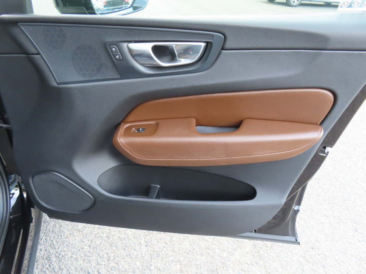 Used 2018 Volvo XC60 T6 Momentum w/ Convenience Package image 19