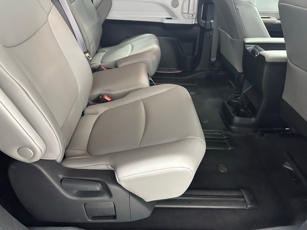 Used 2025 Toyota Sienna XLE image 58