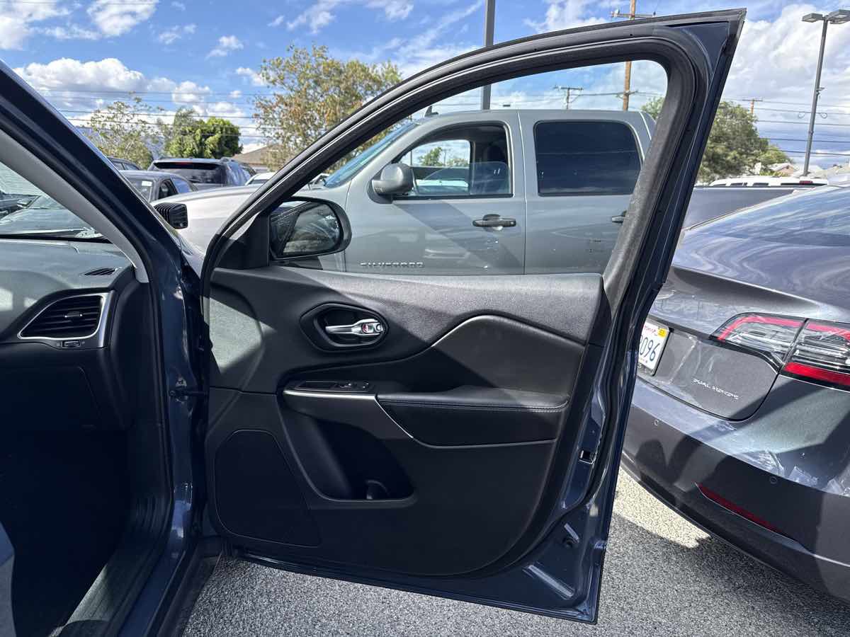 Used 2020 Jeep Cherokee Latitude FWD image 15