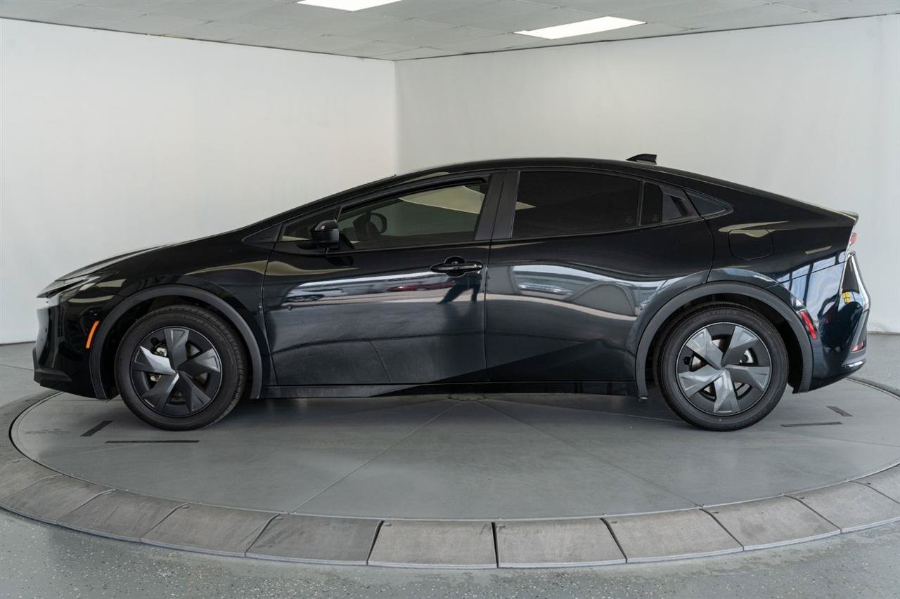 Used 2025 Toyota Prius LE FWD image 4