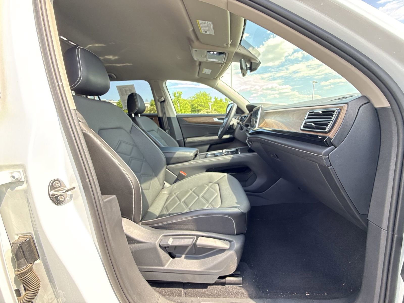 Used 2024 Volkswagen Atlas SE w/ Black Wheel Package AWD/4WD image 25