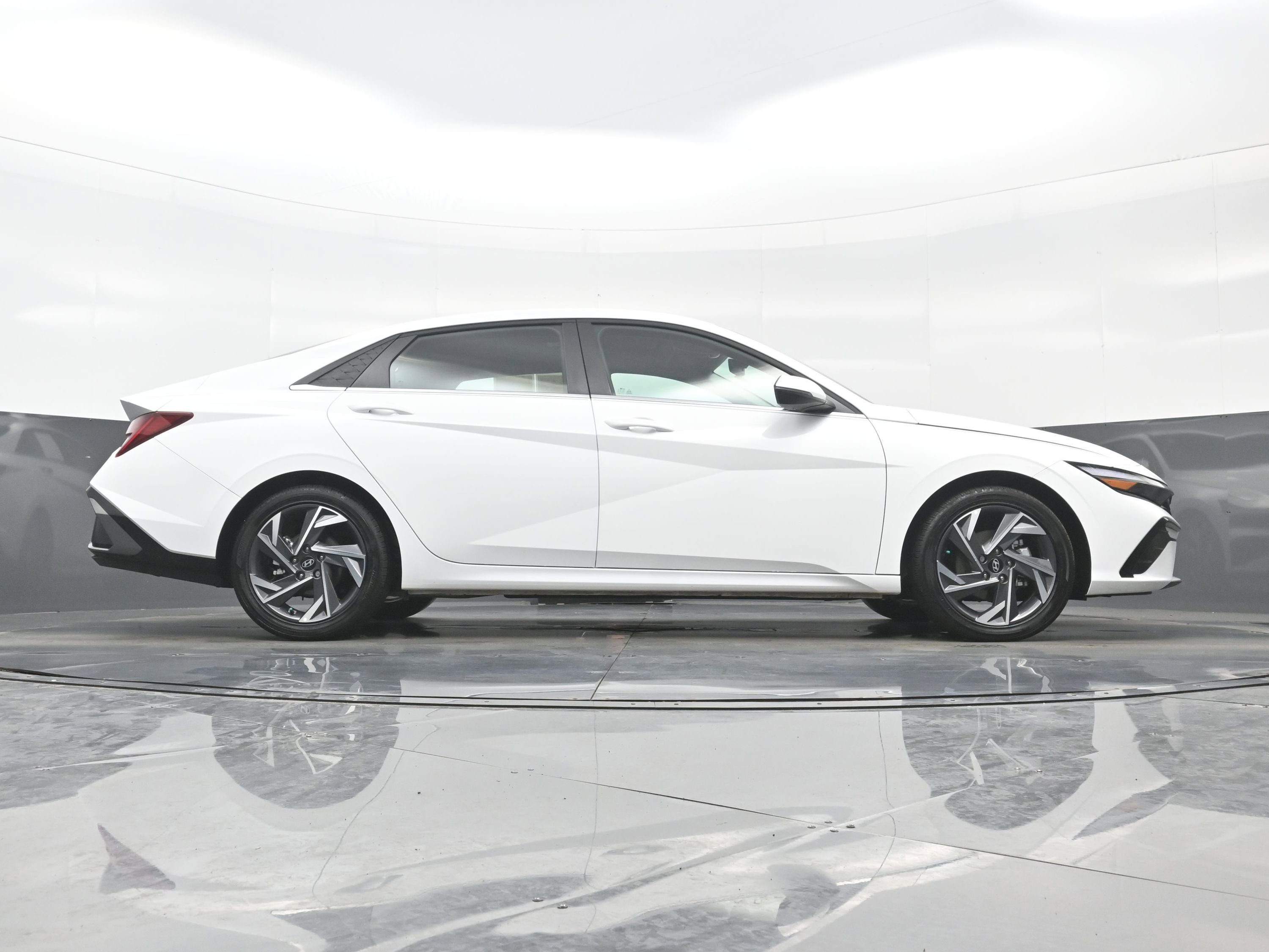 Certified 2025 Hyundai Elantra Limited image 32