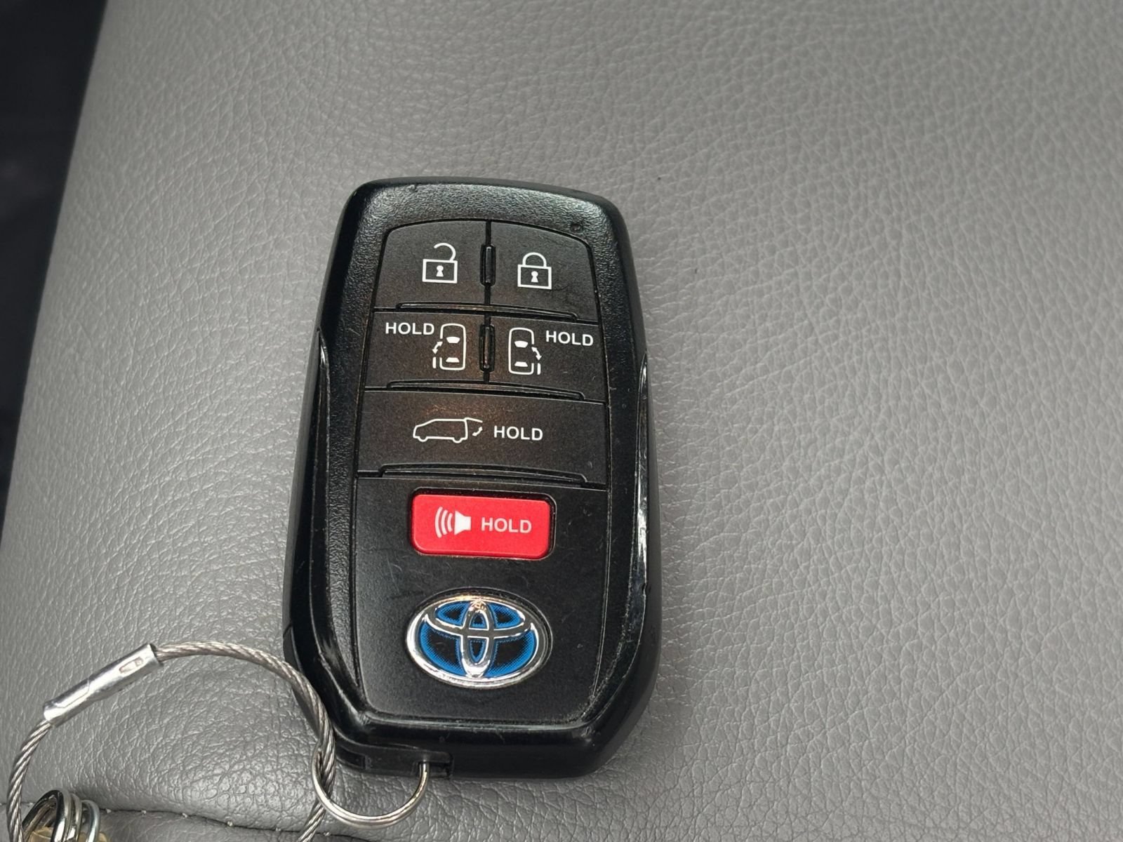 Used 2025 Toyota Sienna XLE FWD image 21