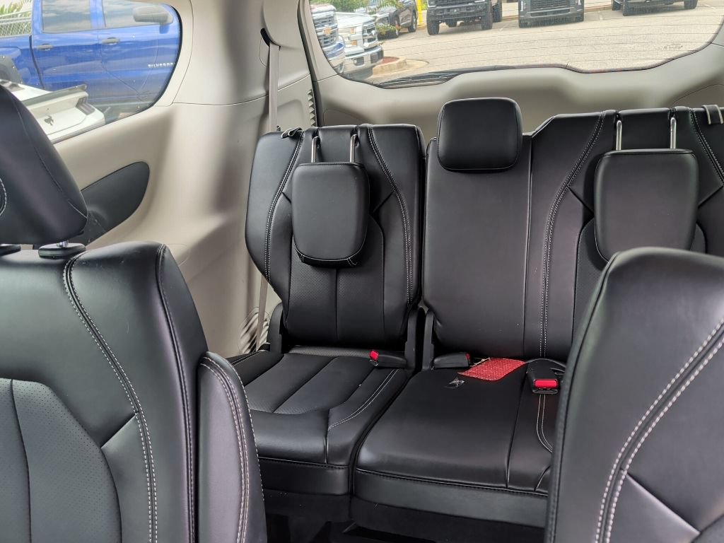 Used 2024 Chrysler Pacifica Touring-L FWD image 9
