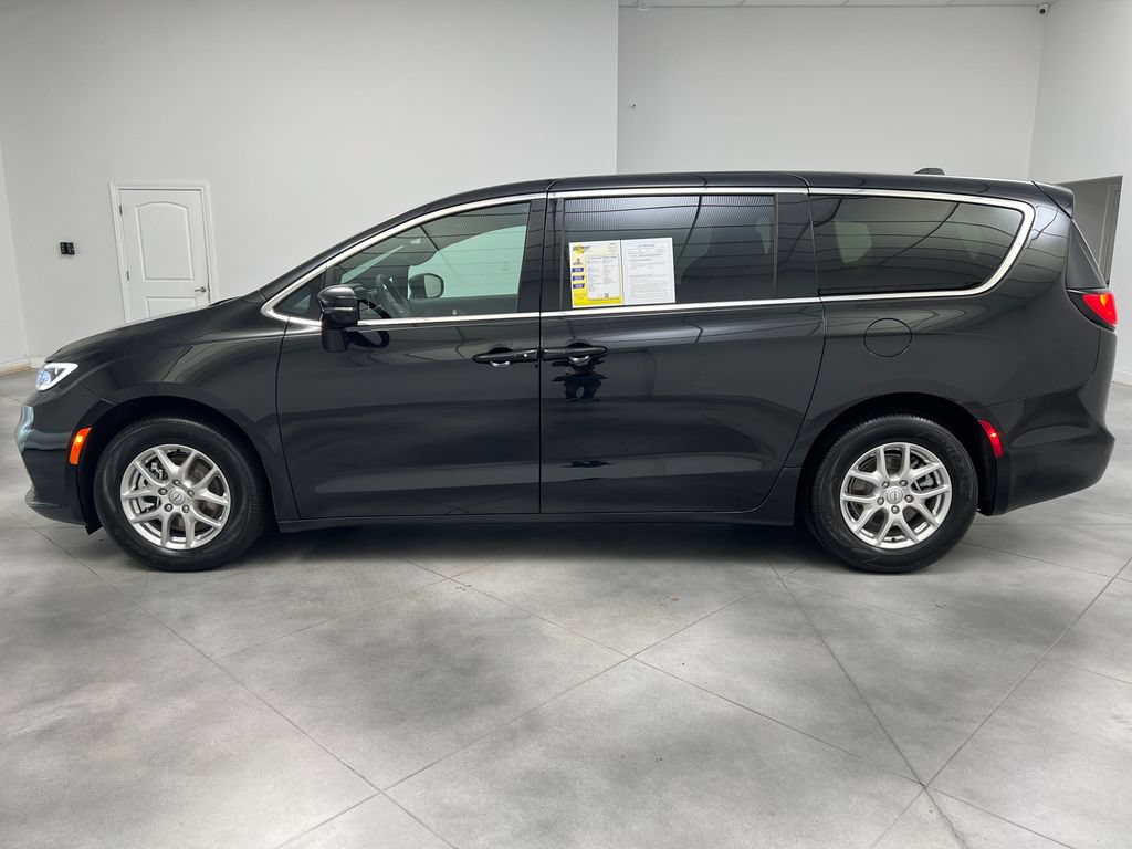 Used 2025 Chrysler Pacifica Select FWD image 5