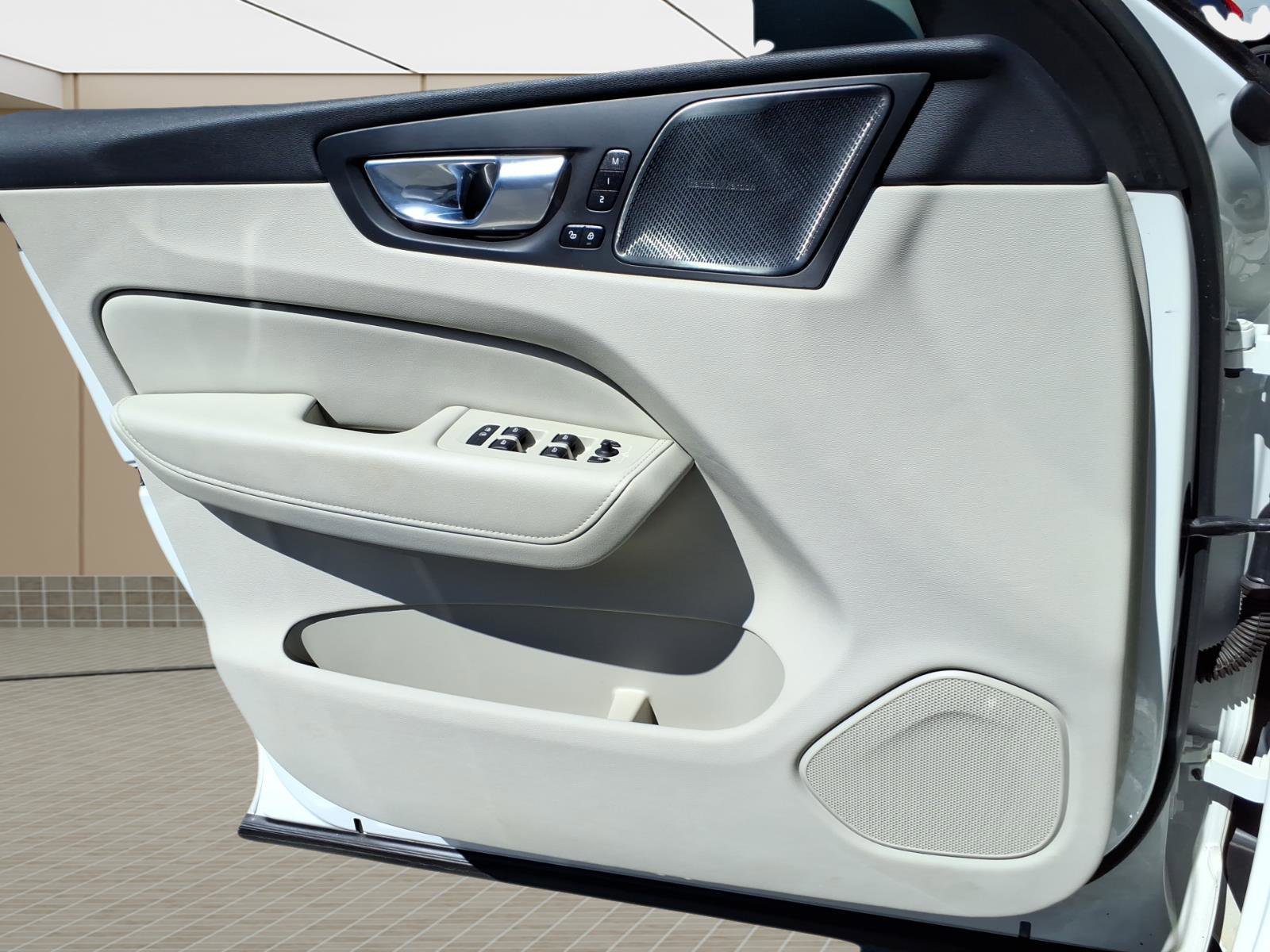 Used 2023 Volvo XC60 B5 Ultimate w/ Protection Package Premier image 29