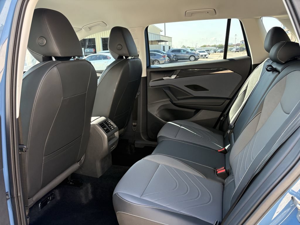 Used 2025 Volkswagen Tiguan SE FWD image 23