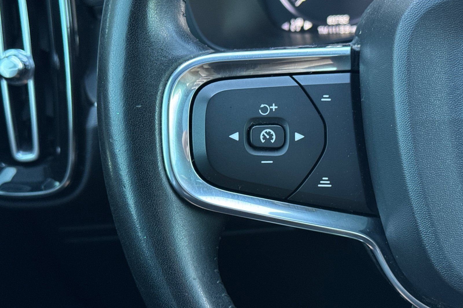 Used 2019 Volvo XC40 T5 Momentum image 28