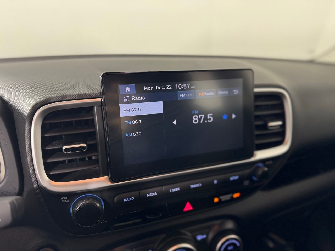 Used 2024 Hyundai Venue SEL image 15