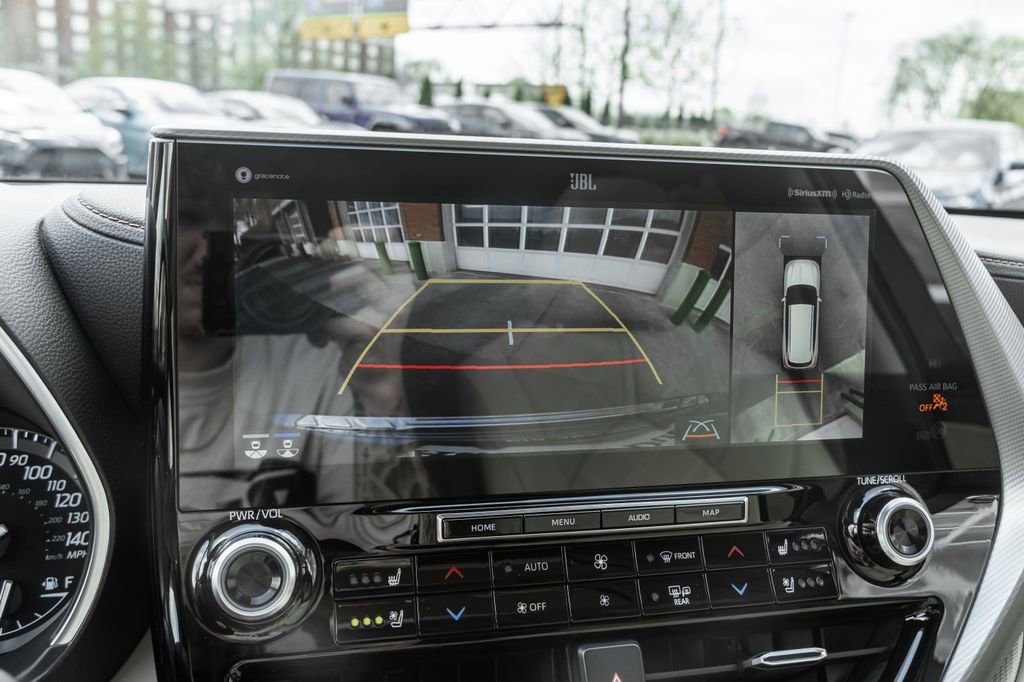 Used 2020 Toyota Highlander Platinum image 10