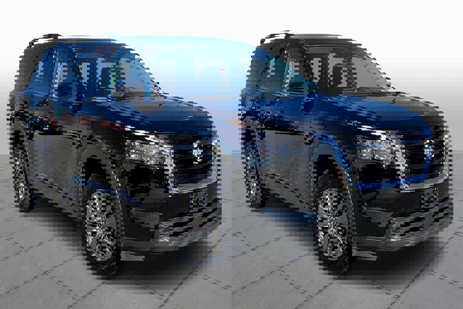 Used 2025 Nissan Pathfinder SV image 2