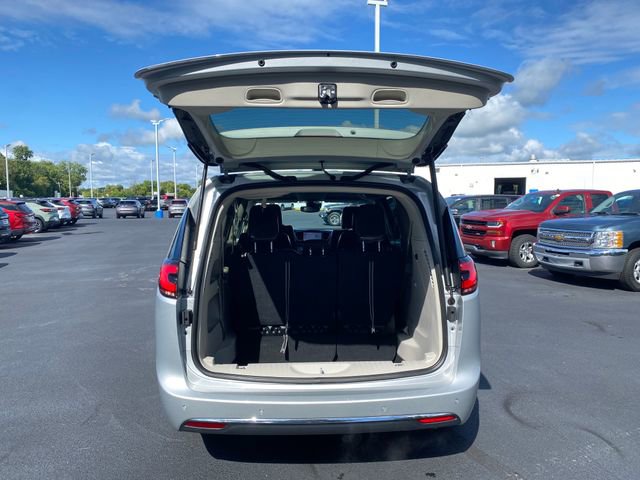Used 2024 Chrysler Pacifica Touring-L image 17