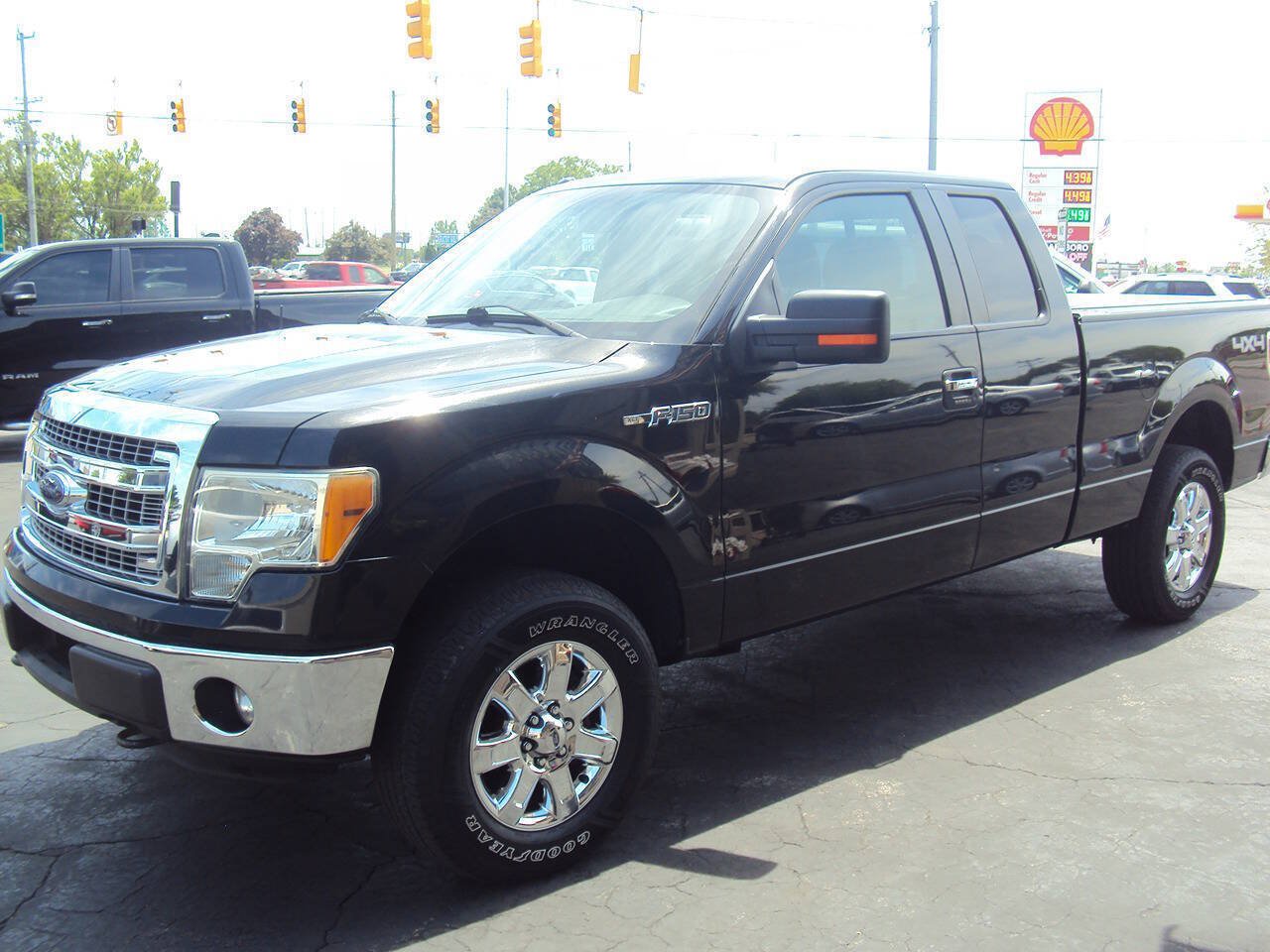 Used 2014 Ford F150 XLT w/ XLT Chrome Package AWD/4WD image 3