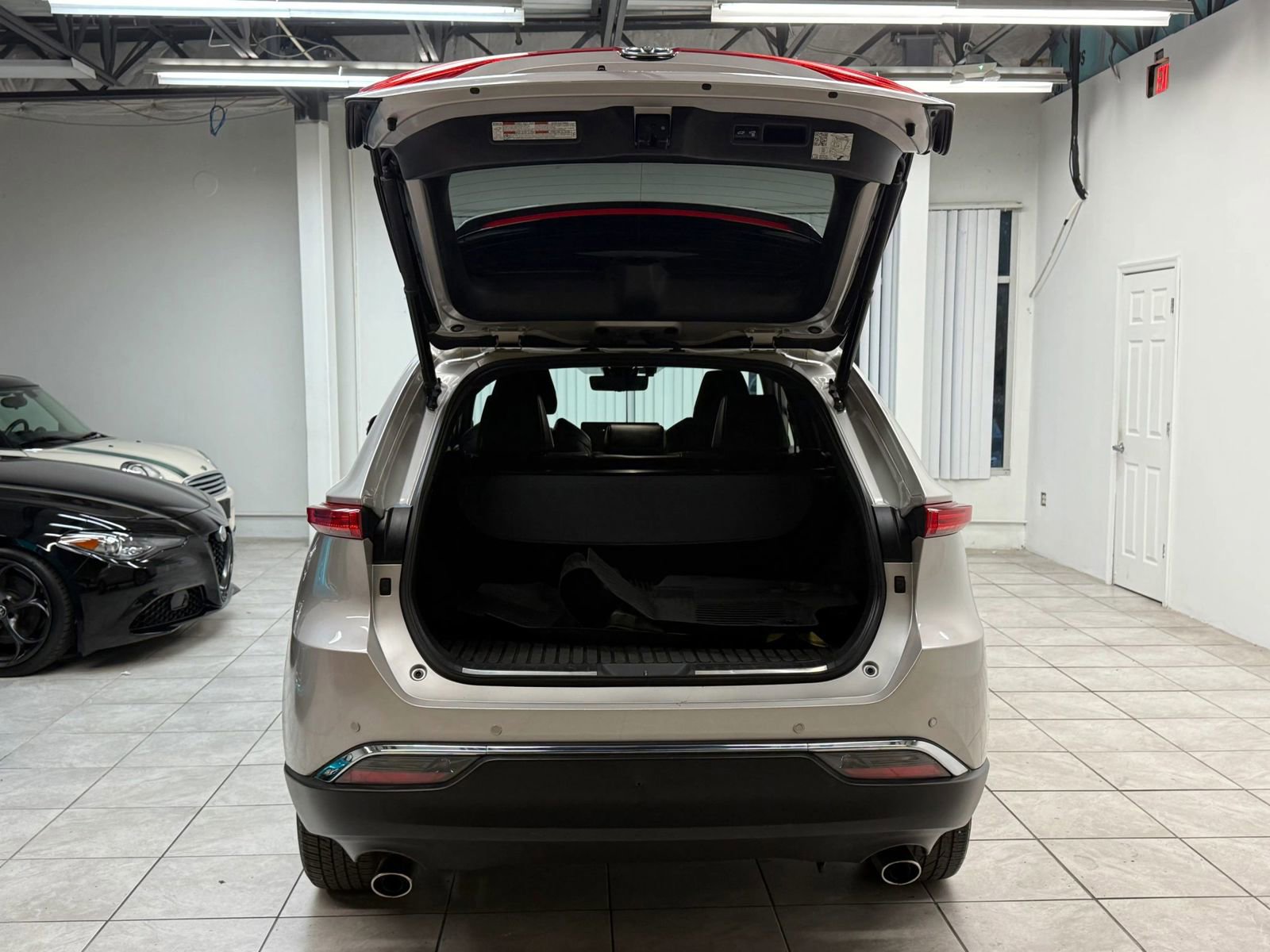 Used 2023 Toyota Venza Limited image 19