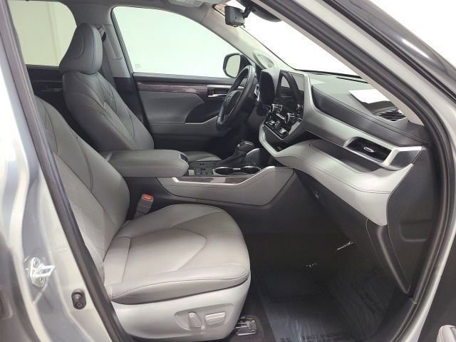 Certified 2024 Toyota Highlander Platinum FWD image 9
