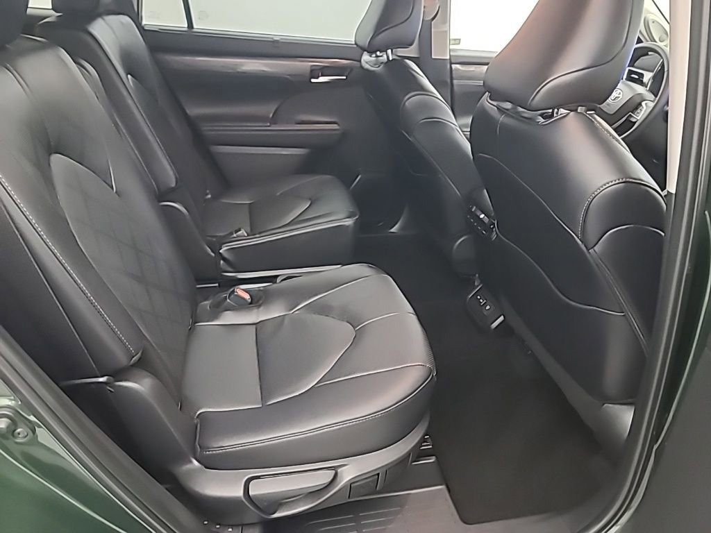 Used 2025 Toyota Highlander Platinum image 17