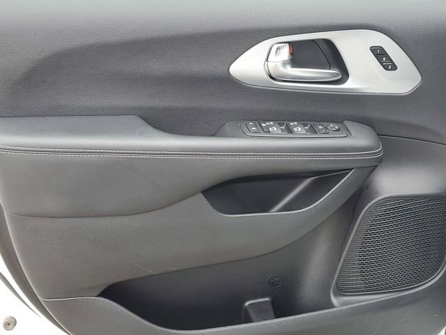 Used 2025 Chrysler Pacifica Limited image 28