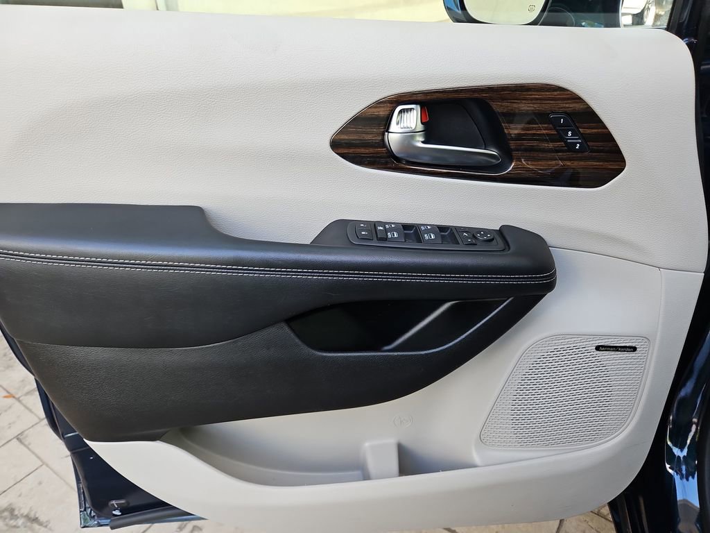 Used 2022 Chrysler Pacifica Limited image 28