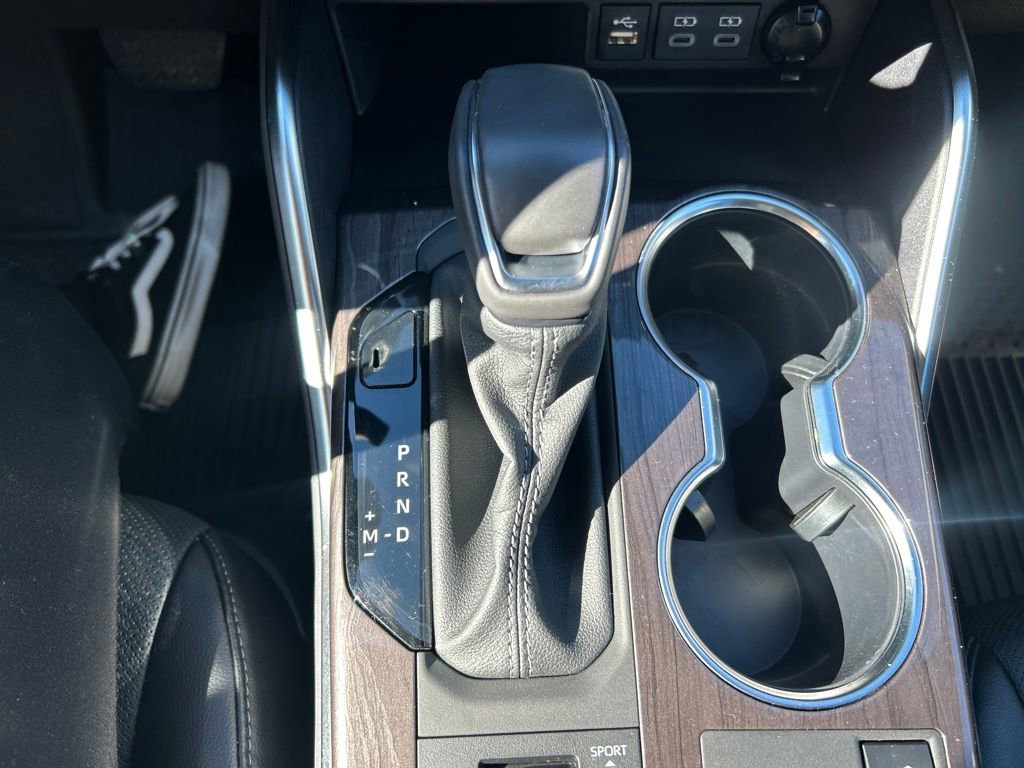 Used 2024 Toyota Highlander Limited image 32