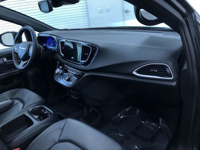 Used 2025 Chrysler Pacifica Select image 16