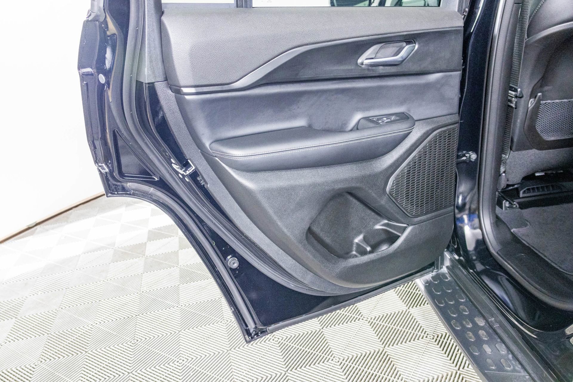 Used 2025 Jeep Grand Cherokee Altitude image 27