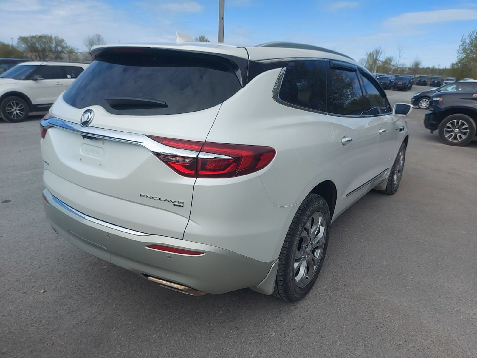 Used 2018 Buick Enclave Avenir w/ Avenir Technology Package AWD/4WD image 3