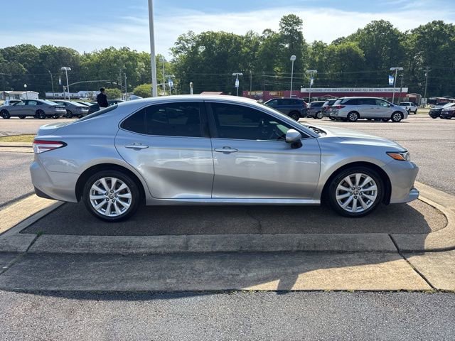 Used 2020 Toyota Camry LE image 4