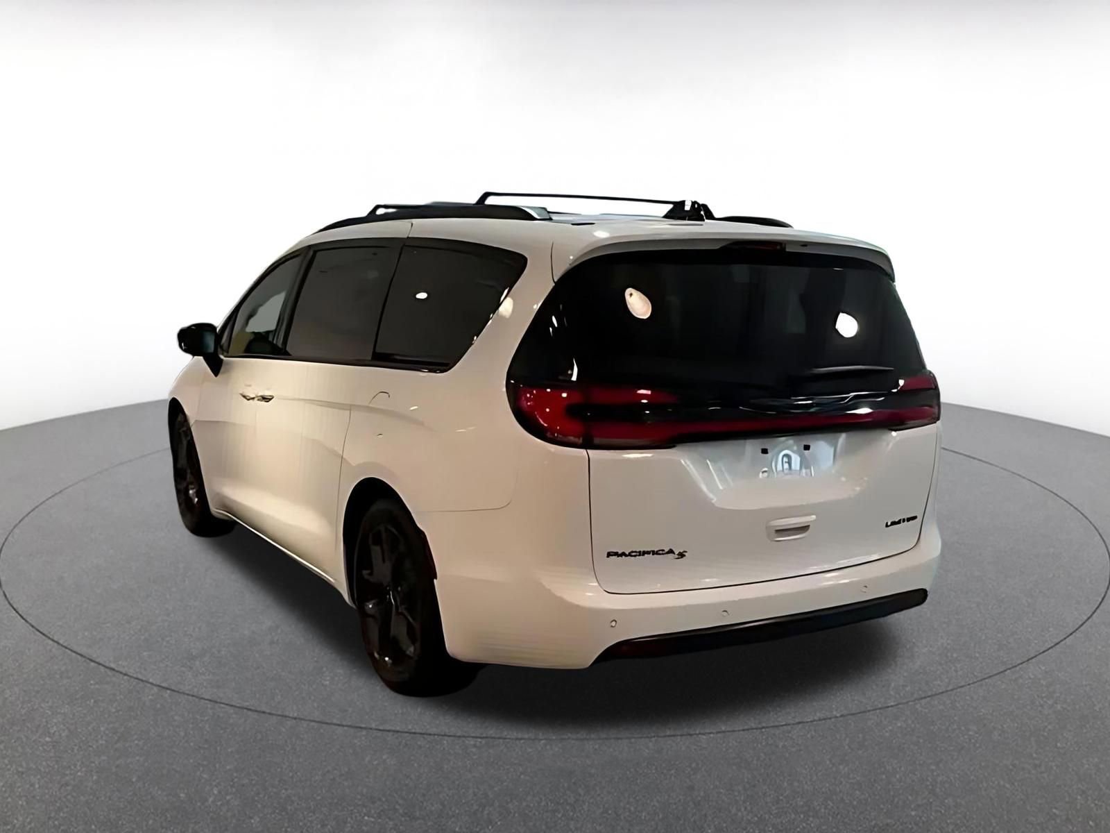 Used 2025 Chrysler Pacifica Limited FWD image 11