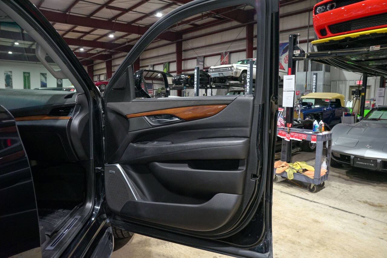 Used 2018 Cadillac Escalade ESV Luxury AWD/4WD image 37