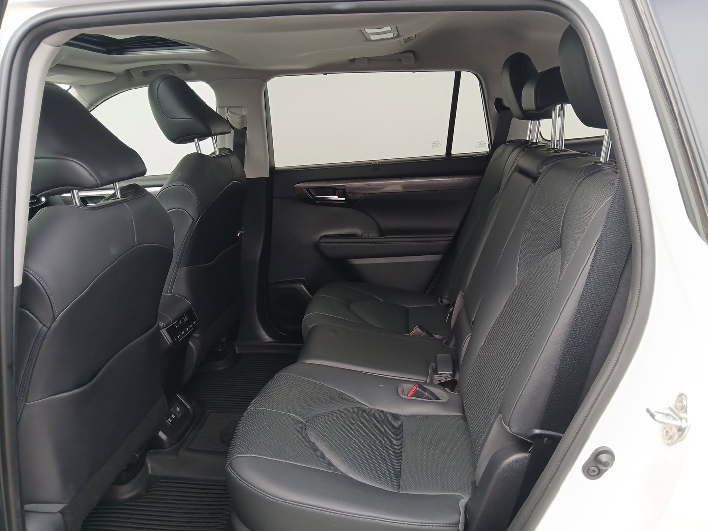 Used 2020 Toyota Highlander Limited image 24