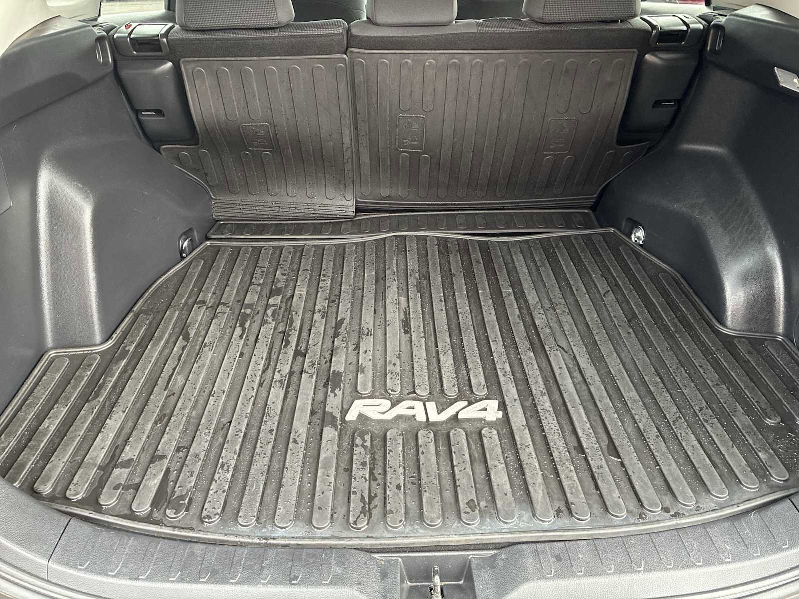 Used 2020 Toyota RAV4 LE image 19